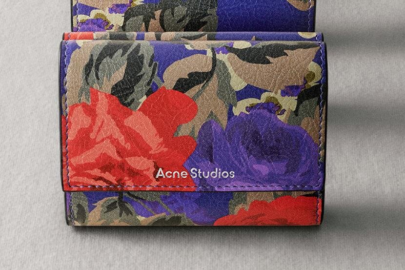 アクネ ストゥディオズ“レトロな花柄”の3つ折り財布、オレンジor
