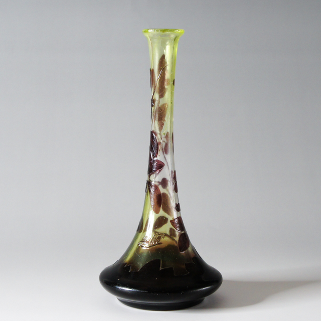 エミール・ガレ「木の実文鶴首花瓶」《アンティックかとう》