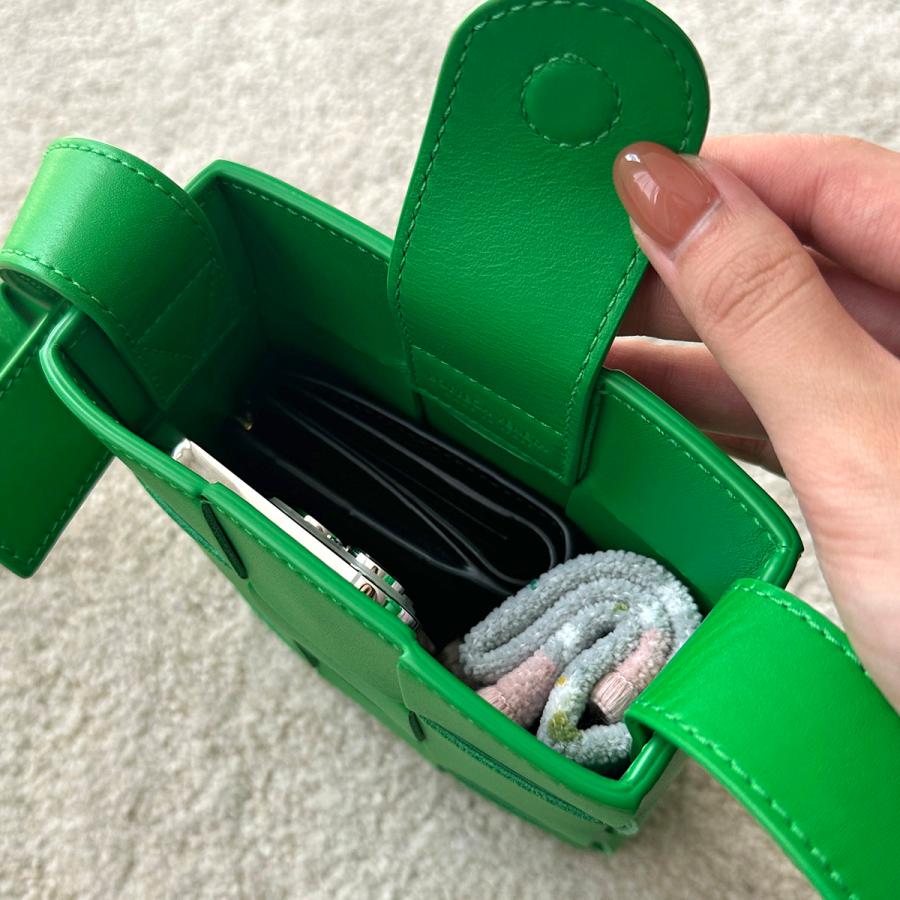 BOTTEGA VENETA（ボッテガ・ヴェネタ） ショルダーバッグ CASSETTE