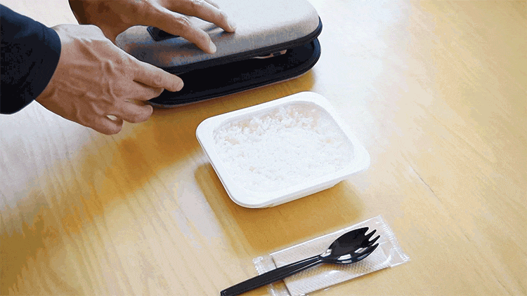 まるでA4サイズの電子レンジ」水も火も不要でご飯＆レトルト食品が