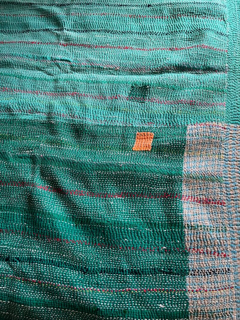 ②アンティーク刺繍カタンキルト　ラリーキルト